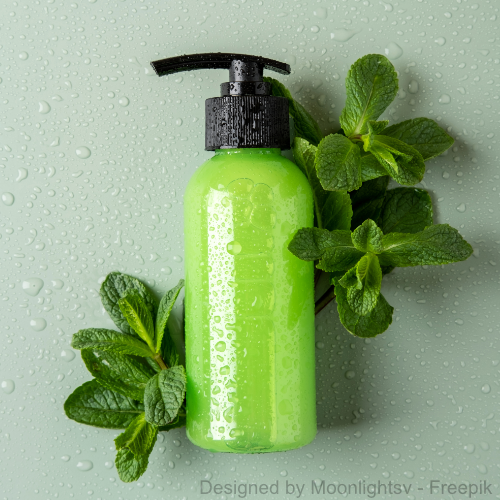 Ein grüner Duschgel-Spender ist mit Pflanzen an einer nassen Duschwand befestigt.
